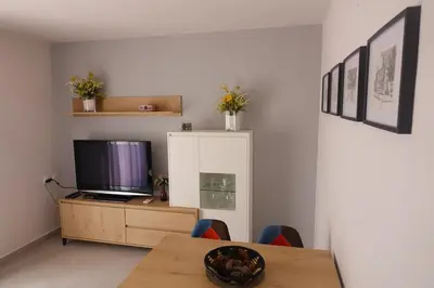 Una televisión o centro de entretenimiento en apartament dúplex 