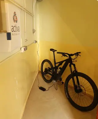 Montar en bicicleta en apartament dúplex 