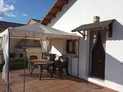 Un patio o zona al aire libre en Apartamento Rural Casa Paco con Jacuzzi exterior y barbacoa