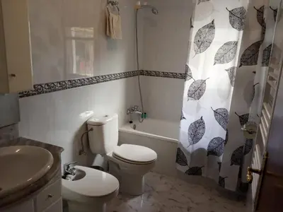 Un baño de Apartamento Rural Casa Paco con Jacuzzi exterior y barbacoa