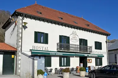 Edificio en el que se encuentra el hostal o pensión