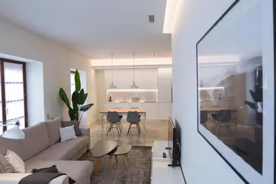 Una televisión o centro de entretenimiento en Dos Torres Exclusivos en Calle Alfonso I