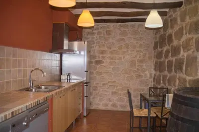 Una cocina o zona de cocina en Espacioso pajar con chimenea y BBQ en el Matarraña