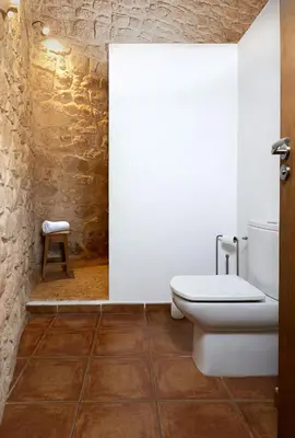 Un baño de Espacioso pajar con chimenea y BBQ en el Matarraña