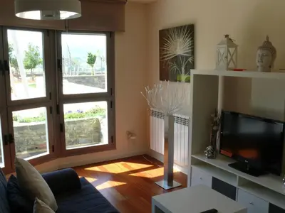Una televisión o centro de entretenimiento en APARTMENTSUITESPAIN FORMIGAL ORDESa