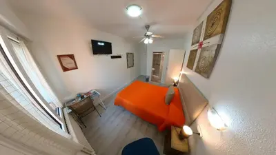 Una televisión o centro de entretenimiento en Pensión Meson del Barro - Pamplonabeds