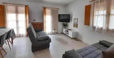 Una televisión o centro de entretenimiento en VUT Casa Orrios, en el centro de Alcañiz.