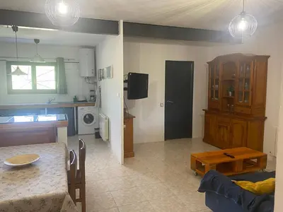 Una televisión o centro de entretenimiento en El Molí