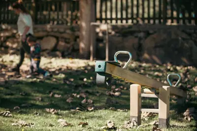 Zona de juegos infantil en Apartaments i Bungalows Càmping L'Orri del Pallars
