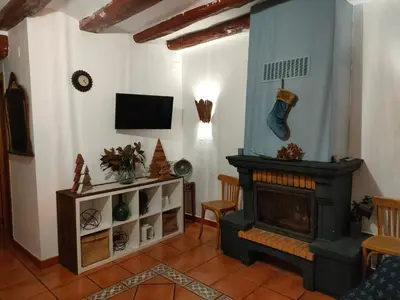 Una televisión o centro de entretenimiento en Ca l'Andròmines