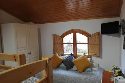 Una televisión o centro de entretenimiento en Ca l'Andròmines