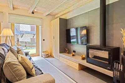 Una televisión o centro de entretenimiento en Luderna - Apartamento con jardín Crabera