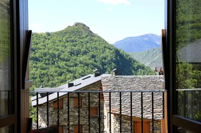 Vista general de una montaña o vista desde the country house