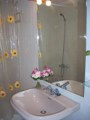 Un baño de Apartamentos Los Tilos
