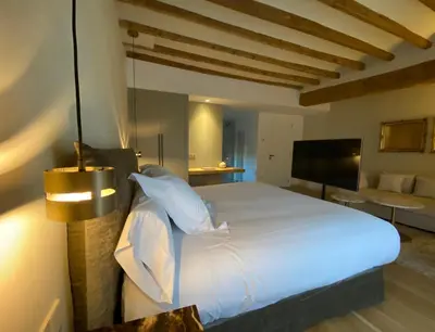 Una televisión o centro de entretenimiento en Casa Llobera 1792