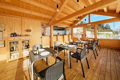 Un restaurante o sitio para comer en CASA Guardafuentes de Ordesa