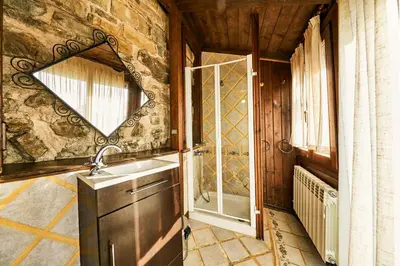 Un baño de CASA Guardafuentes de Ordesa