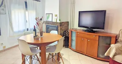 Una televisión o centro de entretenimiento en Apartament MACABEU CIM apartaments