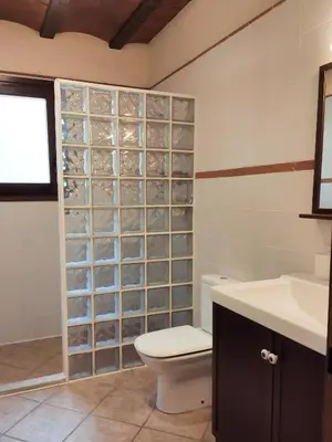 Un baño de AldeaMia, Cozy villa for 8 people, pool, mountain view, beach at 8 min