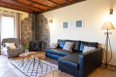 Zona de estar de AldeaMia, Cozy villa for 8 people, pool, mountain view, beach at 8 min