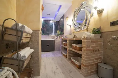 Un baño de APARTAMENTO ESTRELLA SAUNA SPa JACUZZI