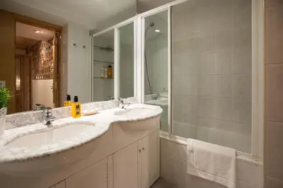 Un baño de Wood ✪ WiFi, terraza ✪ Ideal excursiones