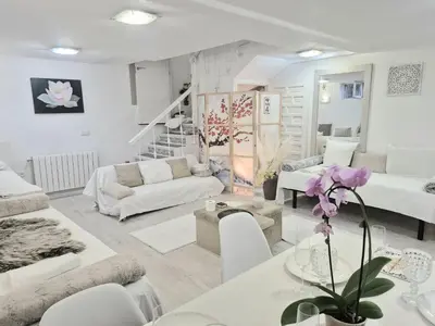 Zona de estar de Cool Spacious studio semi basement Ideal for The camino