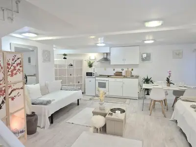Una cocina o zona de cocina en Cool Spacious studio semi basement Ideal for The camino