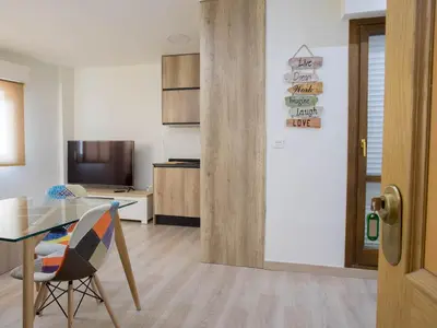 Una televisión o centro de entretenimiento en Apartamentos El Pilar