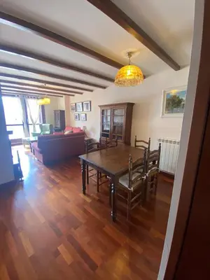Zona de estar de Bajo con terraza y vistas a las montaña en Formigal