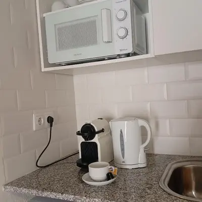 Utensilios para hacer té y café en Apartaments Casa el Metge