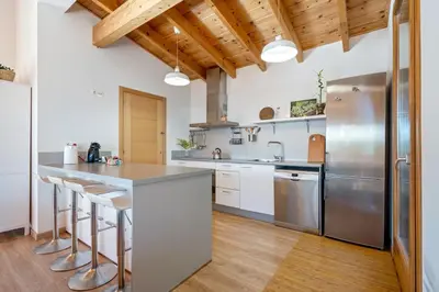 Una cocina o zona de cocina en Casa nórdica en el bosque con vistas al mar