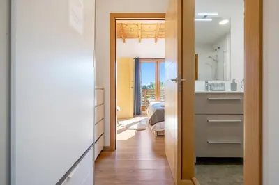 Un baño de Casa nórdica en el bosque con vistas al mar