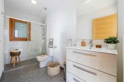 Un baño de Casa nórdica en el bosque con vistas al mar