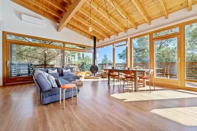 Zona de estar de Casa nórdica en el bosque con vistas al mar