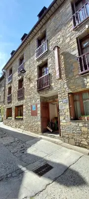 Edificio en el que se encuentra el hostal o pensión