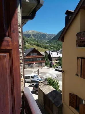 Vista general de una montaña o vista desde el hostal o pensión