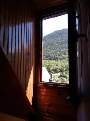 Vista general de una montaña o vista desde el hostal o pensión