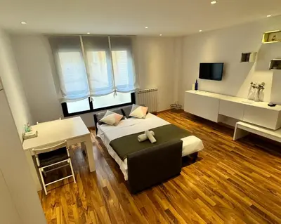 Una televisión o centro de entretenimiento en Suite Anna