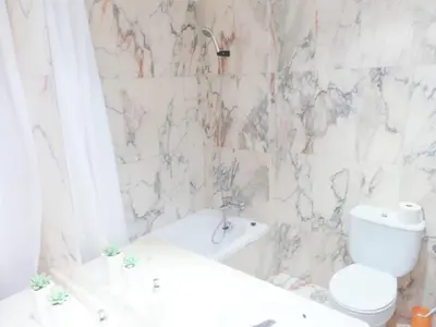 Un baño de Apartamento luminoso, funcional y amplio en zona hospitalaria