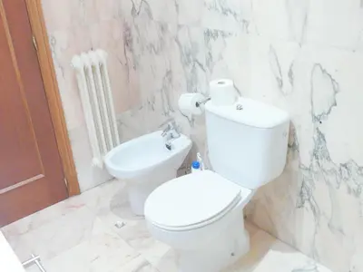 Un baño de Apartamento luminoso, funcional y amplio en zona hospitalaria