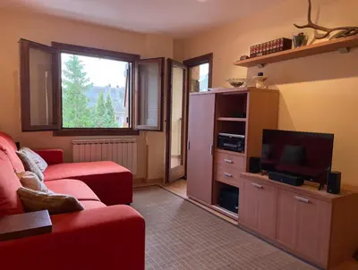 Una televisión o centro de entretenimiento en Apartamento El Falcar