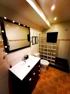 Una televisión o centro de entretenimiento en Cornu Karma Apartment Siuranella