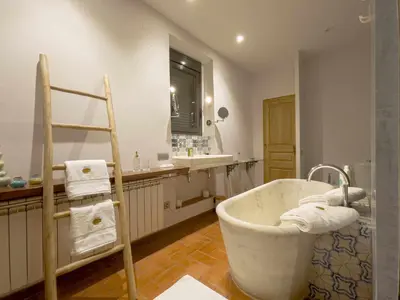 Un baño de Masia de Queralt Luxury Casa Rural Spa y Vistas