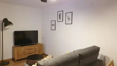 Una televisión o centro de entretenimiento en Xia Apartaments con acceso a piscina