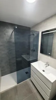 Un baño de Xia Apartaments con acceso a piscina