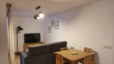 Una televisión o centro de entretenimiento en Xia Apartaments con acceso a piscina