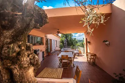 Un restaurante o sitio para comer en AldeaMia, Forest, mountain view, beach at 8 min