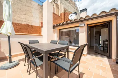 Un patio o zona al aire libre en Hauzify I Apartaments Montblanc