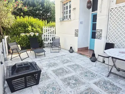 Un patio o zona al aire libre en Quiet basic room in hosts house ideal for bikes and walking the camino